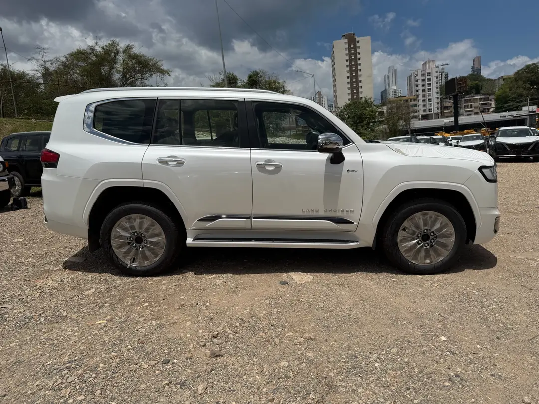 LAND CRUISER 300 HIBRIDO VXR