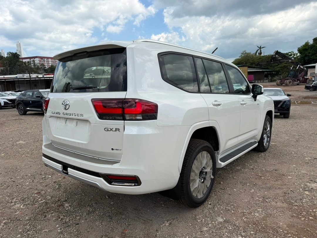 LAND CRUISER 300 HIBRIDO GXR